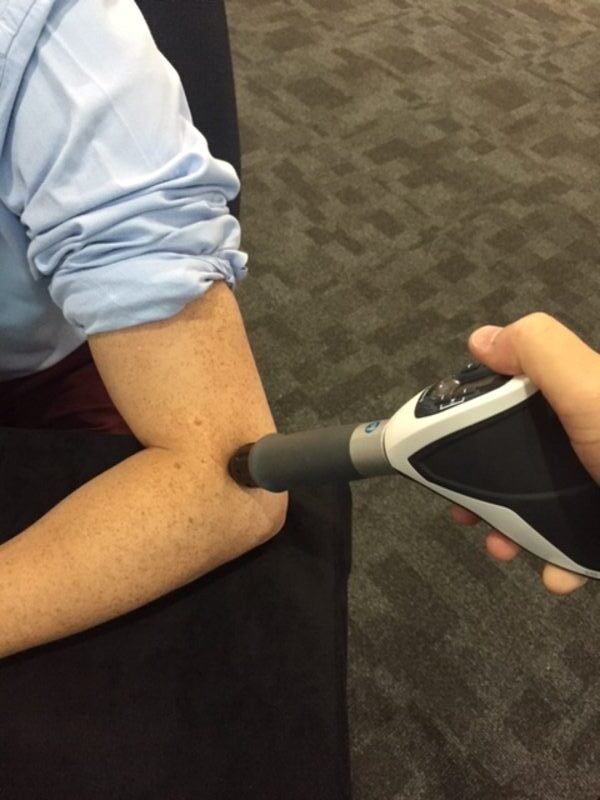 Extracorporeal shockwave therapy session for tendonitis treatment at OMNI Wellness serving Fairfax, Virginia
